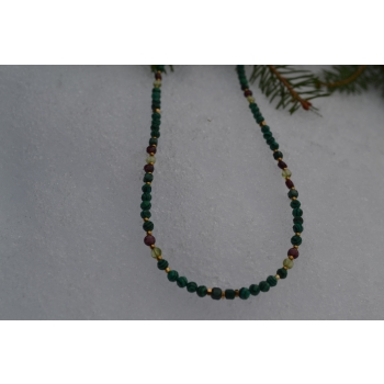 Naszyjnik z malachitu, perydotu i granatu.